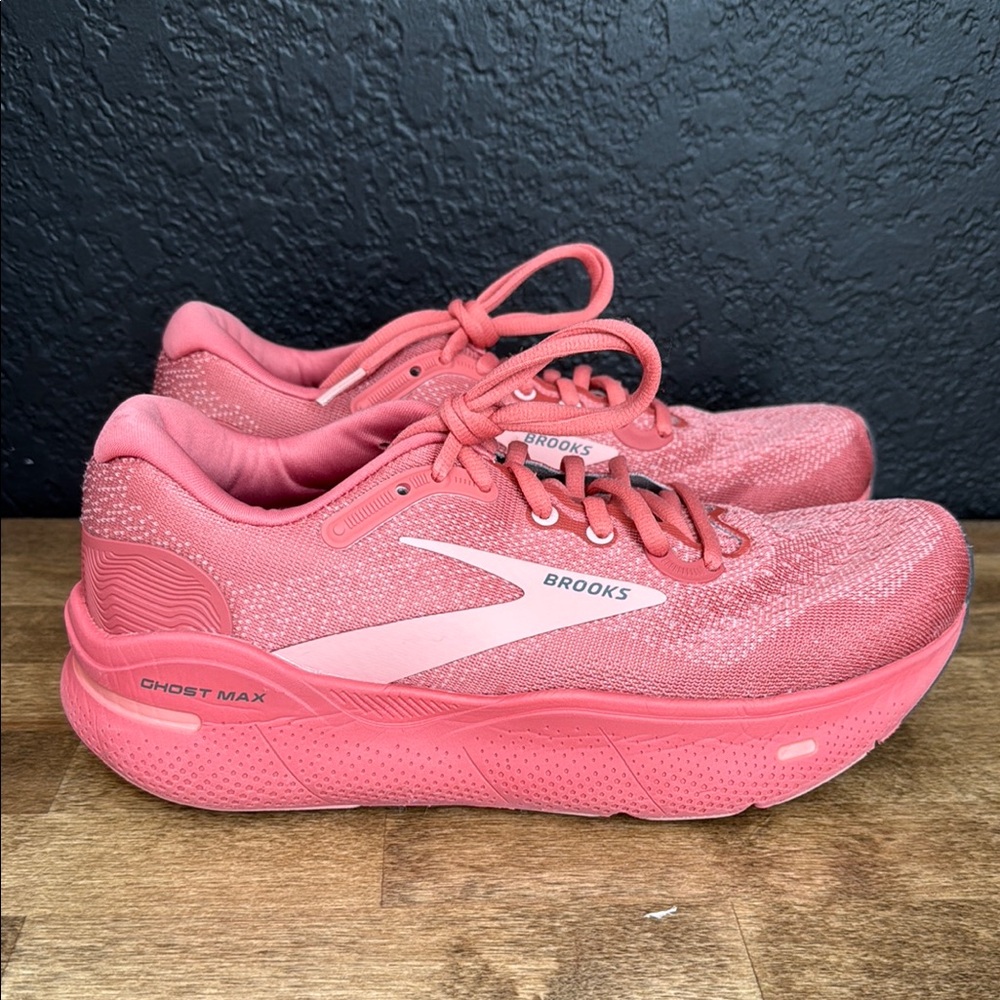 Brooks Coral Ghost Max Women Shoes Size 8